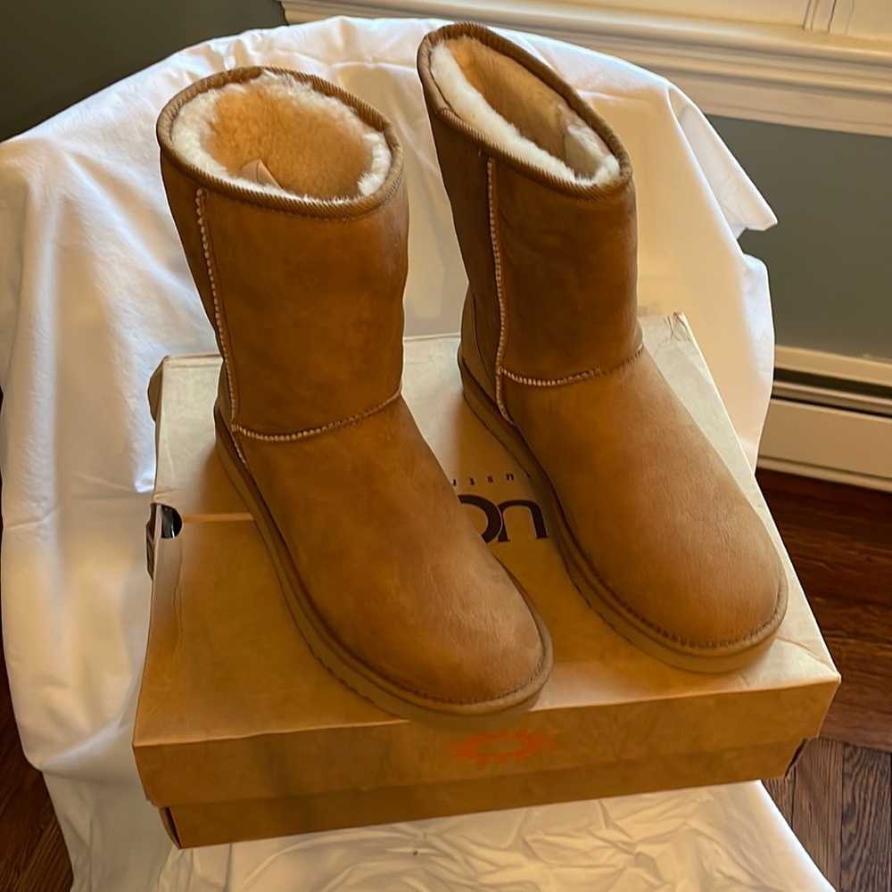 Never worn Classic short ugg boots